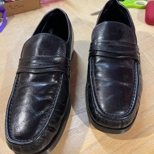New Florsheim men’s black leather loafers size 8 3E.
